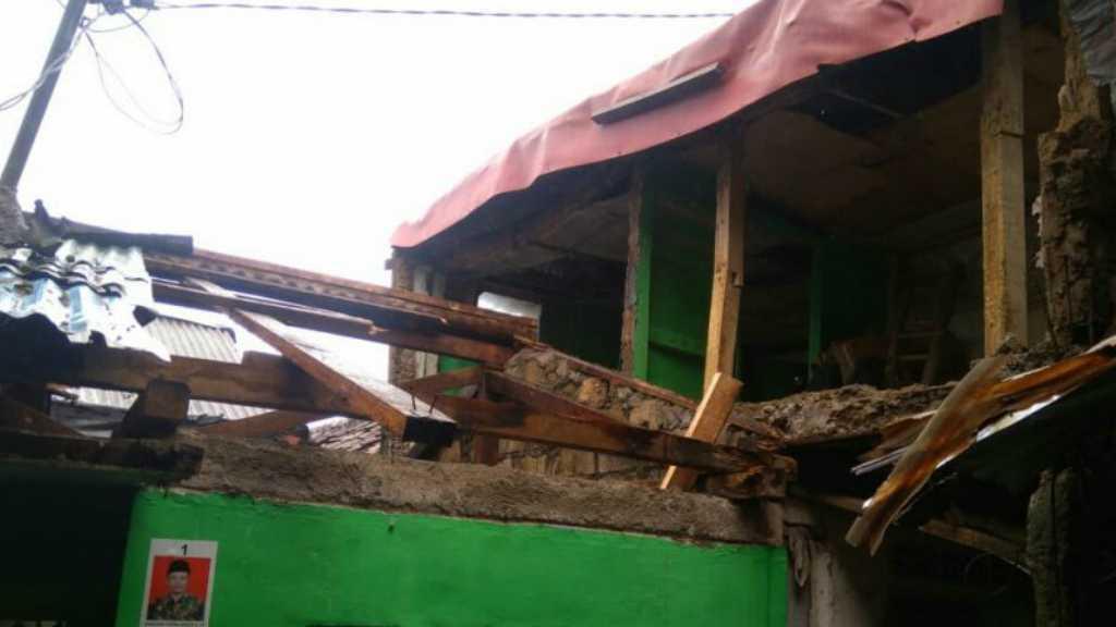 Titi dan Aldo Selamat saat Atap Rumahnya Ambruk karena Kayu Lapuk