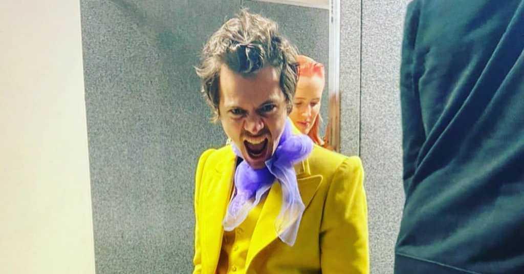 Harry Styles Kembali Kenakan Pakaian Wanita di Brit Awards