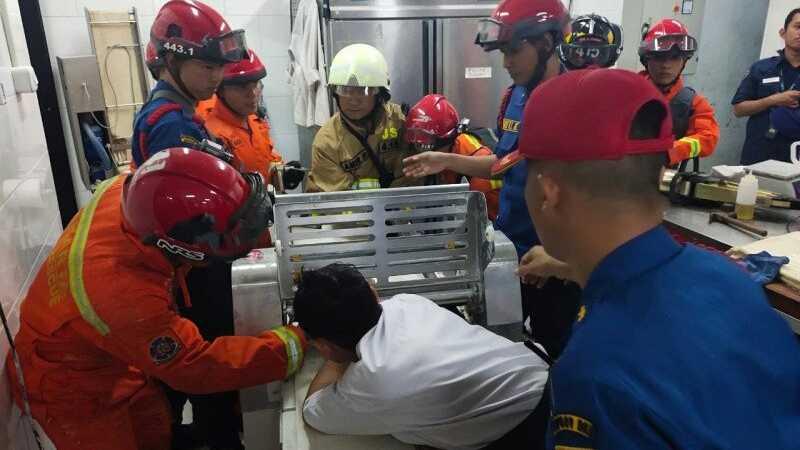 Ngeri! Tangan Tukang Kue Ini Terjepit Mesin Penggilingan