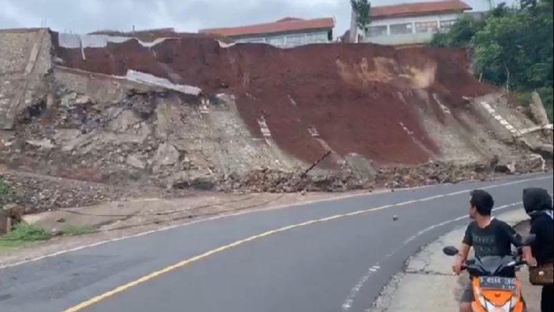 Longsor di Limbangan Garut Tak Ganggu Arus Lalu Lintas