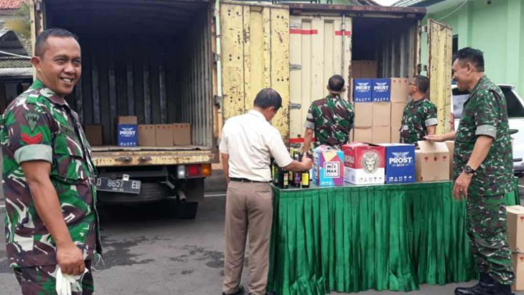 TNI Gerebek Dua Truk Pembawa Minuman Keras Berbagai Merek di Garut