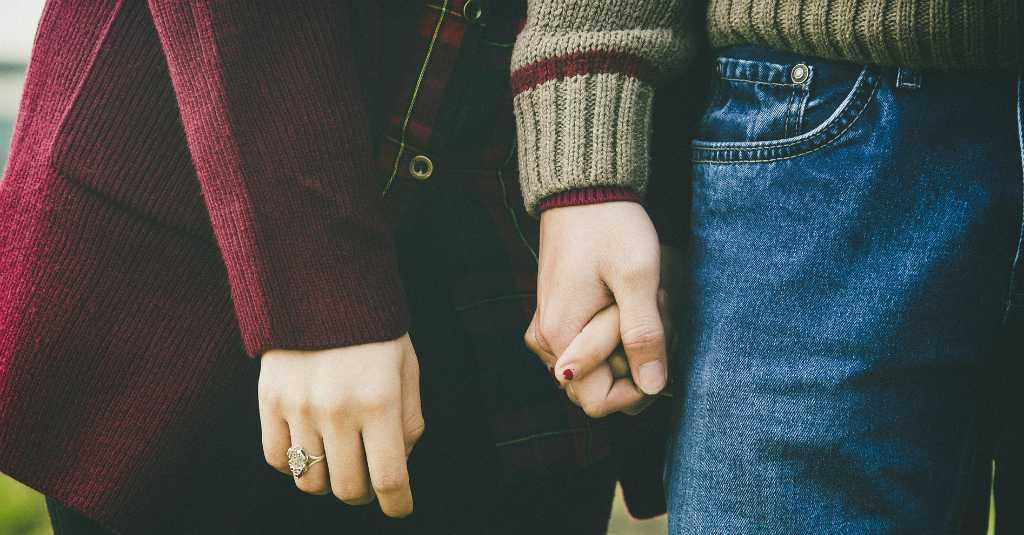 Tak Harus Kembaran, Begini Trik Busana 'Couple Look' Tampil 'So Sweet'