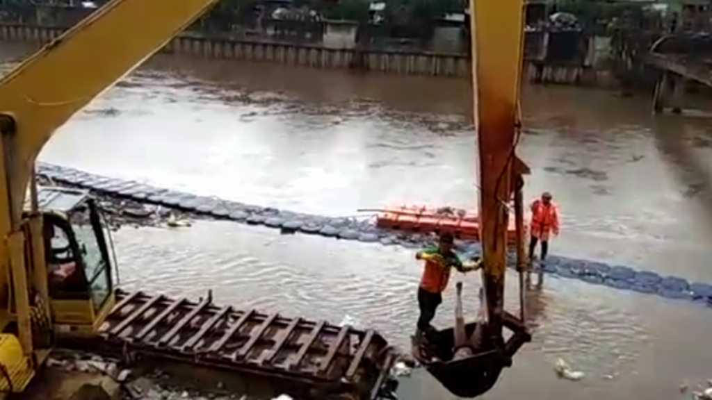 Mayat Pria Tanpa Identitas Ditemukan di Aliran Banjir Kanal Barat Tambora