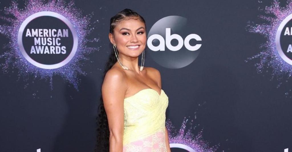 Agnez Mo Raih Penghargaan Top Social Artist of The Year