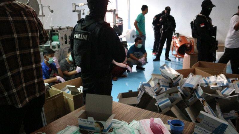 Berawal dari Info Penimbunan, Polisi Malah Temukan Pabrik Masker Ilegal