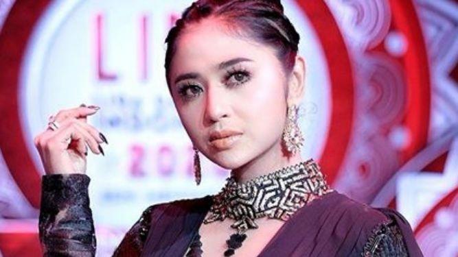 Kaca Rumah Diduga Dilempar Orang, Dewi Perssik Akan Lapor Polisi
