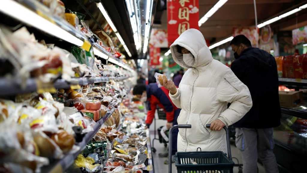 Warga Ramai-ramai Borong Bahan Perlengkapan karena Takut Virus Korona