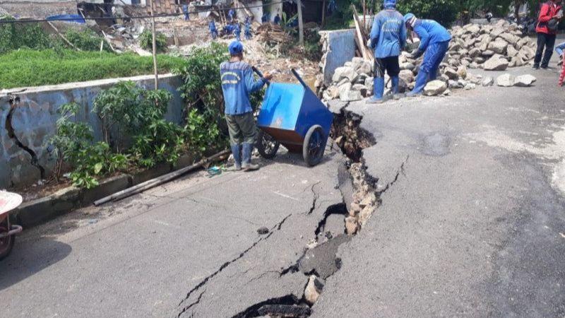 Jalan di Kebon Manggis Jaktim Amblas, Imbas Erosi Sungai Ciliwung
