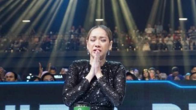 Teringat Ashraf Sinclair, Tangis BCL Pecah Saat Mendengar Judika Menyanyi