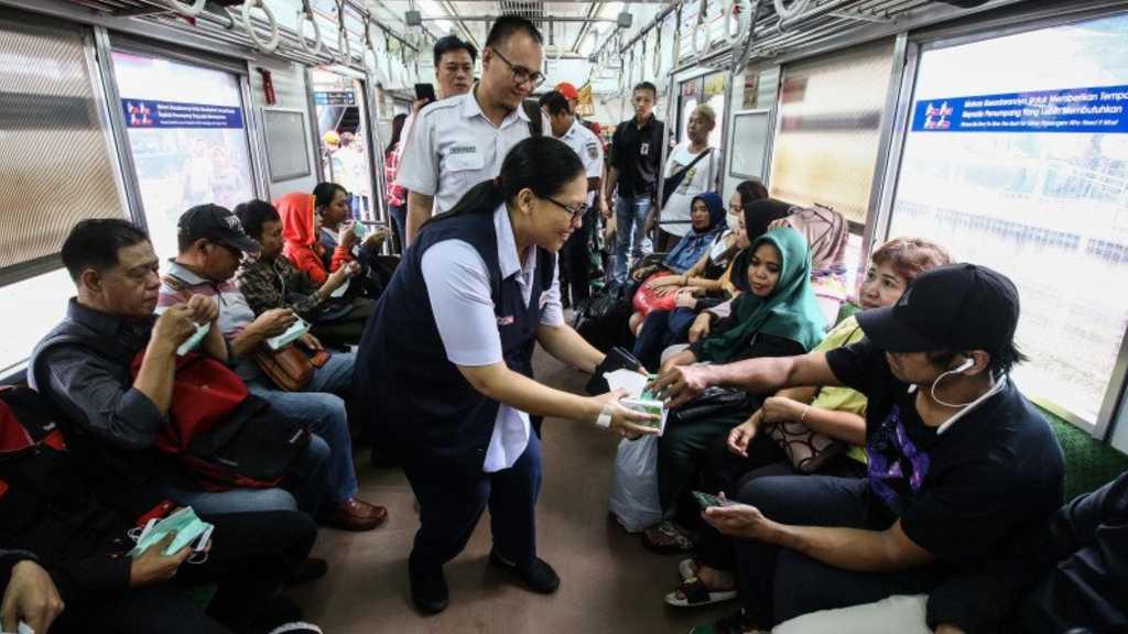 Cegah Korona, PT KCI Siapkan 700 Lebih Hand Sanitizer di Stasiun dan Kereta