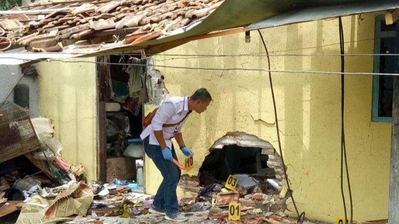 Duarrrr! Tabung Uap Setrika Meledak, Sebuah Bangunan Hancur Berantakan