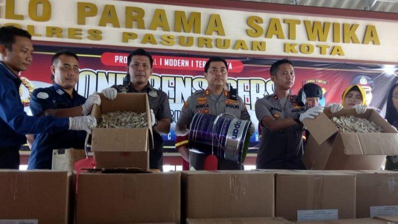 Polisi Bongkar Industri Pengolahan Ikan Asin Berformalin di Pasuruan