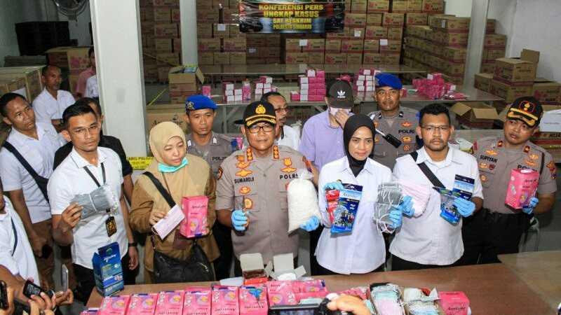 Polisi Bongkar Modus Pengemasan Ulang Masker Ilegal dari China