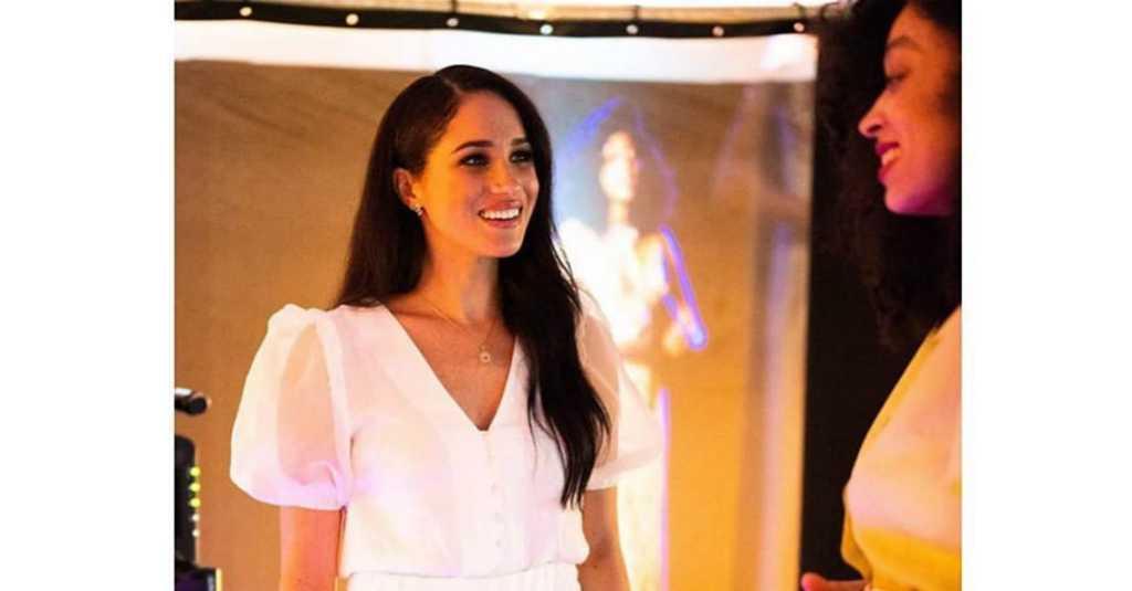Romantisnya Makna Kata Kalung Liontin Meghan Markle