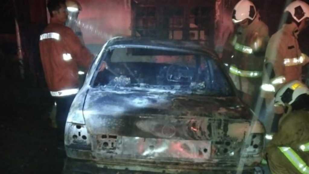 2 Mobil Terbakar di Pulogadung, Benda Mirip Bom Molotov Ditemukan