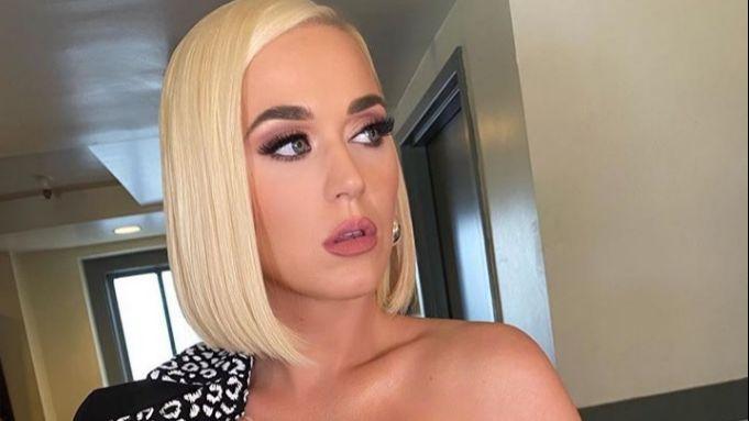 Takut Terkena Korona di Australia, Katy Perry Tutupi Wajah dengan Bantal