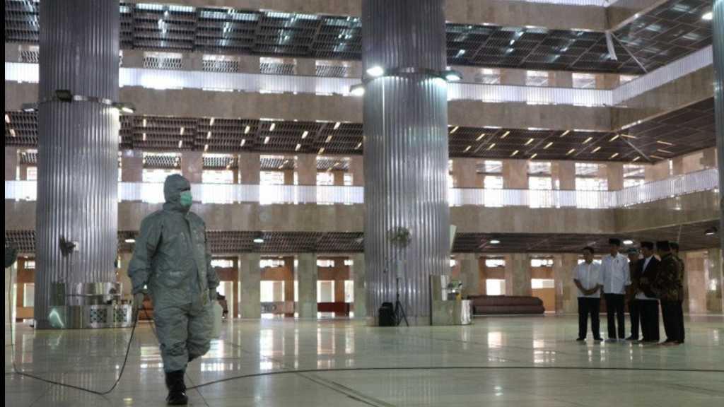 Cegah Korona, Jokowi Tinjau Penyemprotan Disinfektan Masjid Istiqlal