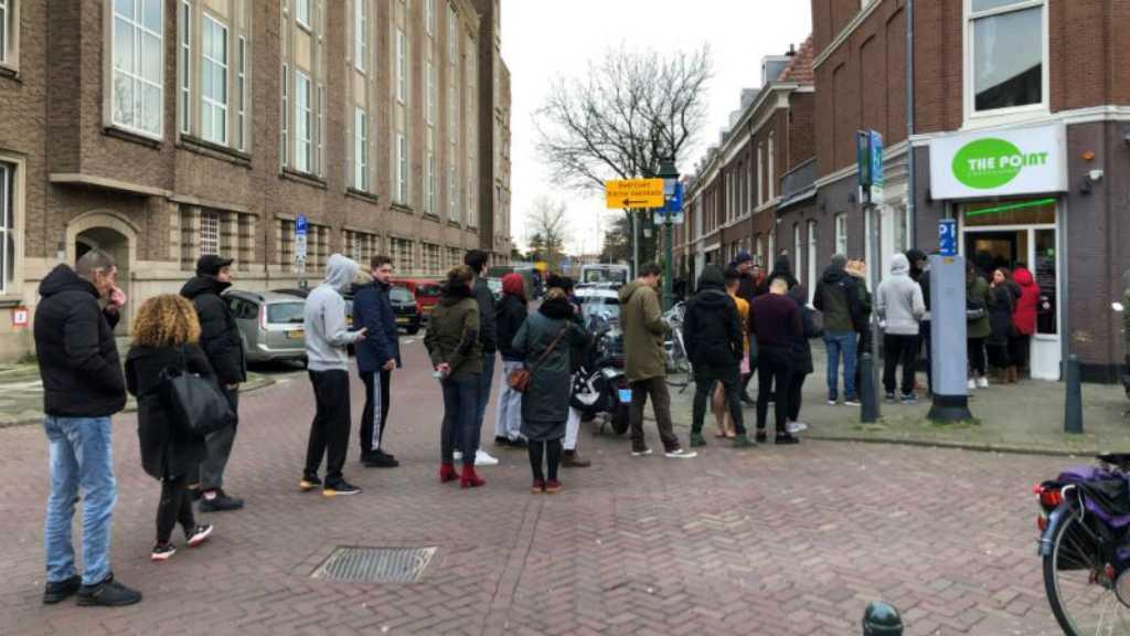 Mengantre Ganja, Cara Enjoy Warga Belanda Atasi Kebosanan Lockdown