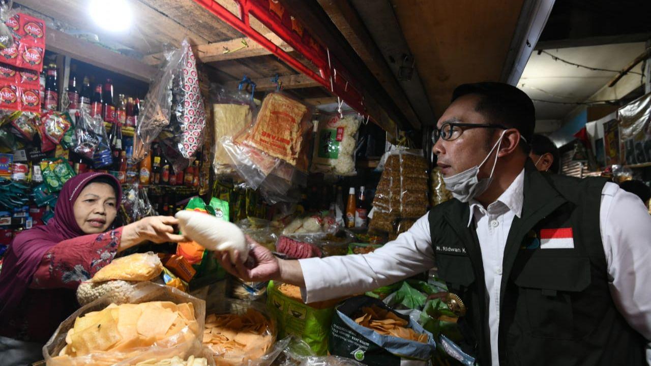 Blusukan ke Pasar, Ridwan Kamil Pastikan Harga Terkendali dan Jangan Panik