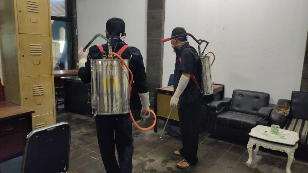 Ikuti Instruksi Bupati Anne, Diskominfo Purwakarta Semprotkan Disinfektan