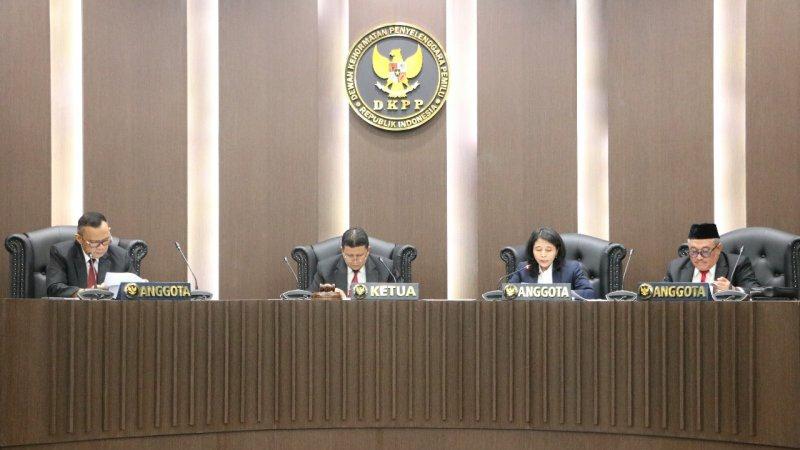 DKPP Berhentikan Komisioner KPU Evi Novida