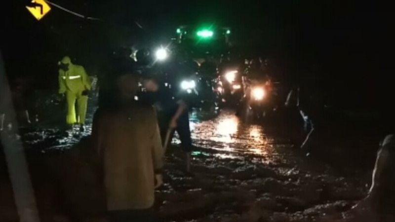 Longsor di Malangbong, Akses Jalan Bandung-Garut Macet Parah