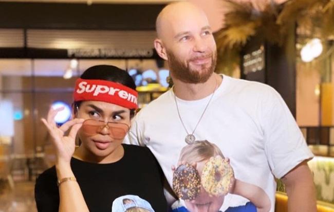 Melaney Ricardo Minta Doa, Suaminya Tertahan di Australia