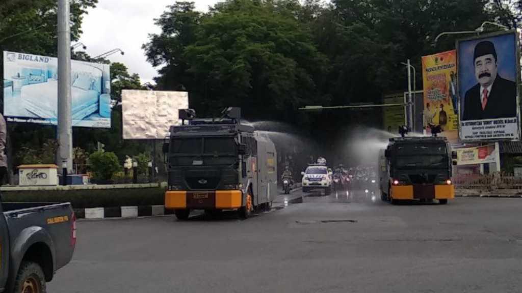Water Cannon Polda Sumbar Semprotkan 16.000 Liter Disinfektan Cegah Korona