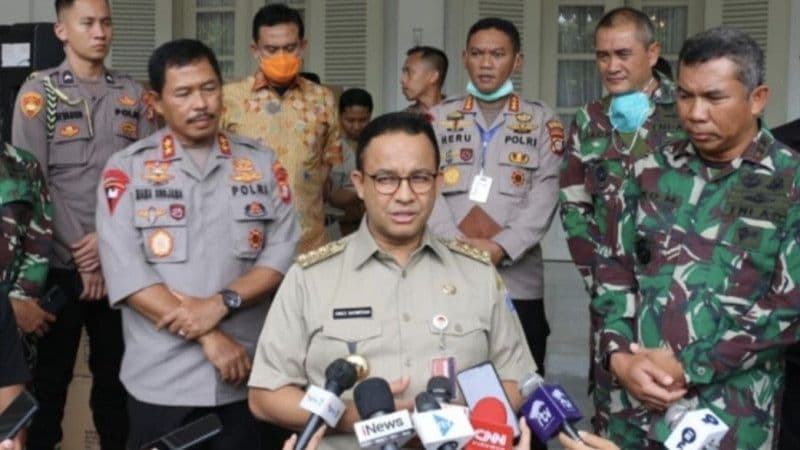 Gandeng Polda dan TNI, Anies Bakal Tindak Warganya yang Masih Nongkrong