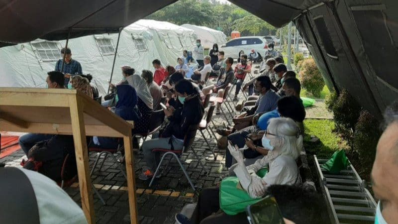 Sejumlah Warga Antre Rapid Test Virus Korona di RSUD Pasar Minggu
