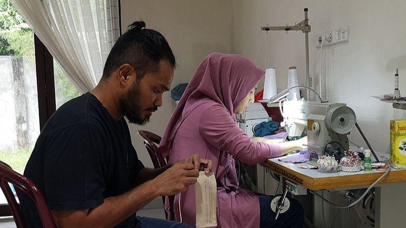 Pasutri Asal Pekanbaru Ini Buat Masker Sendiri dan Bagikan Gratis ke Warga