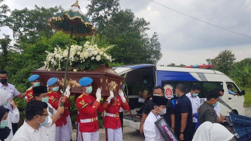 Presiden Jokowi Langsung Tinggalkan Pemakaman Usai Ibunda Dikebumikan