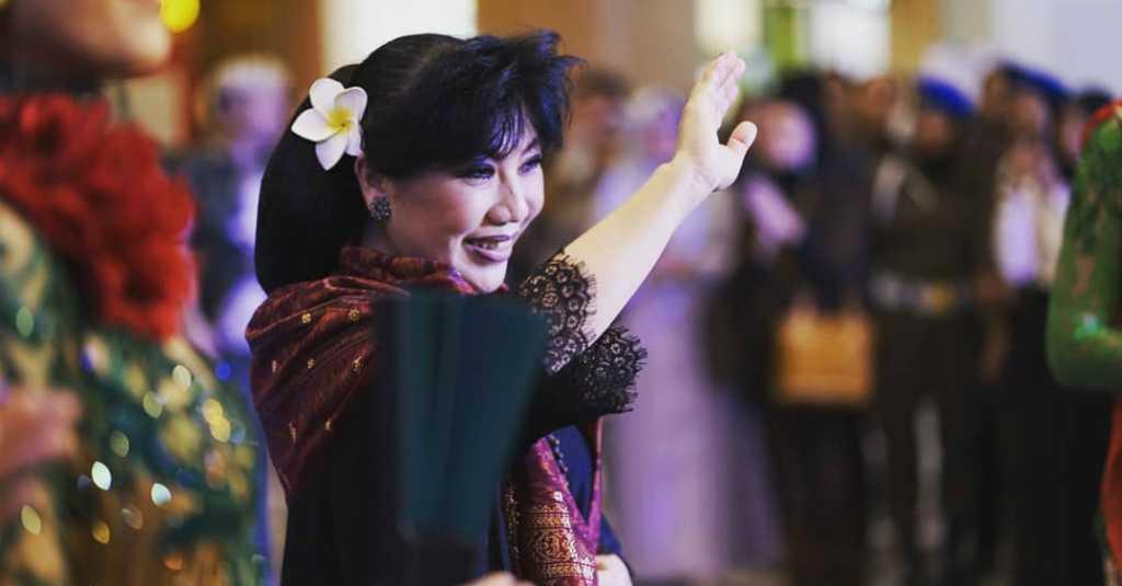 Wow, Anne Avantie Bikin APD Korona Berbekal Mesin Jahit Manual