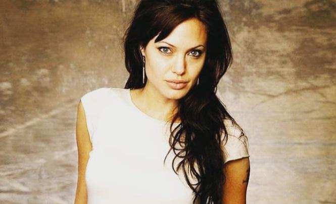 Angelina Jolie Sumbang Rp16,2 Miliar untuk Anak-anak Terjangkit Korona