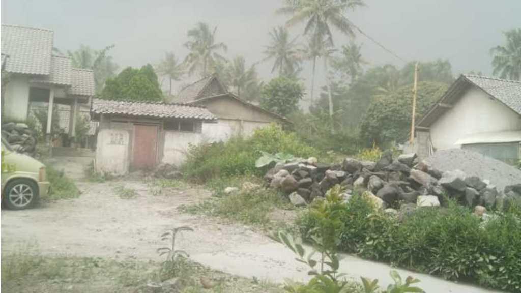 Hujan Abu Guyur Wilayah Magelang Usai Gunung Merapi Erupsi