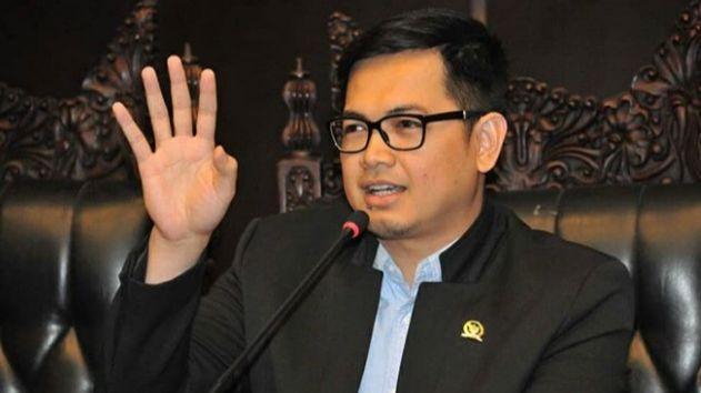 Tommy Kurniawan Bagi-bagi Masker dan Hand Sanitizer Gratis