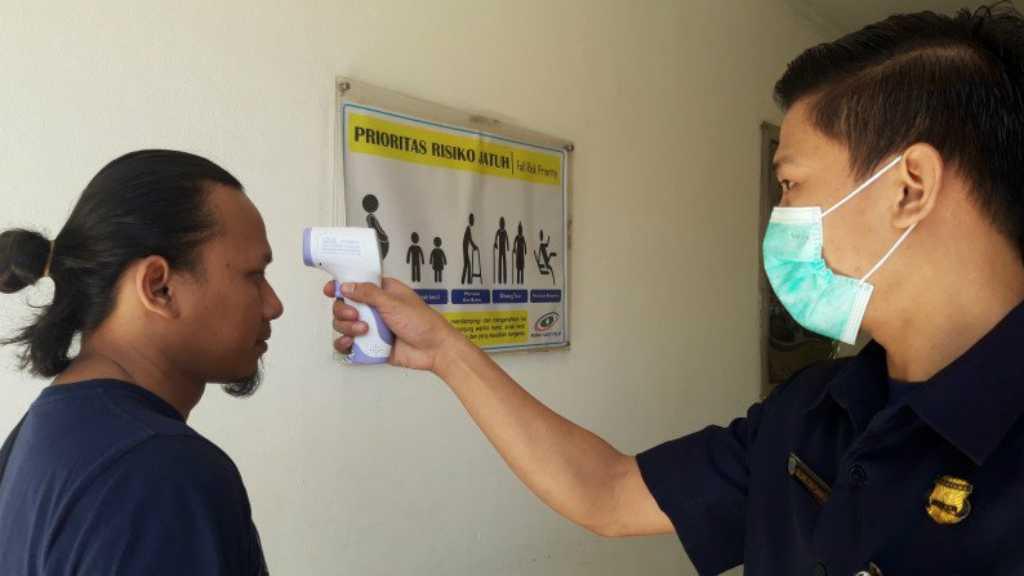 Terkuak, Pasien Positif COVID-19 di RSKD Duren Sawit adalah Perokok Aktif