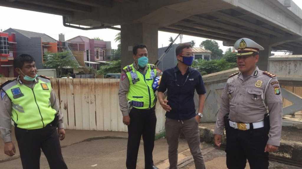 Khawatir COVID-19, Warga Cipinang Melayu Tutup Jalan dengan Seng