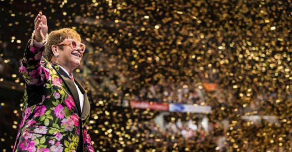 Elton John Sapa Penggemar Gelar Konser Gratis di Rumah