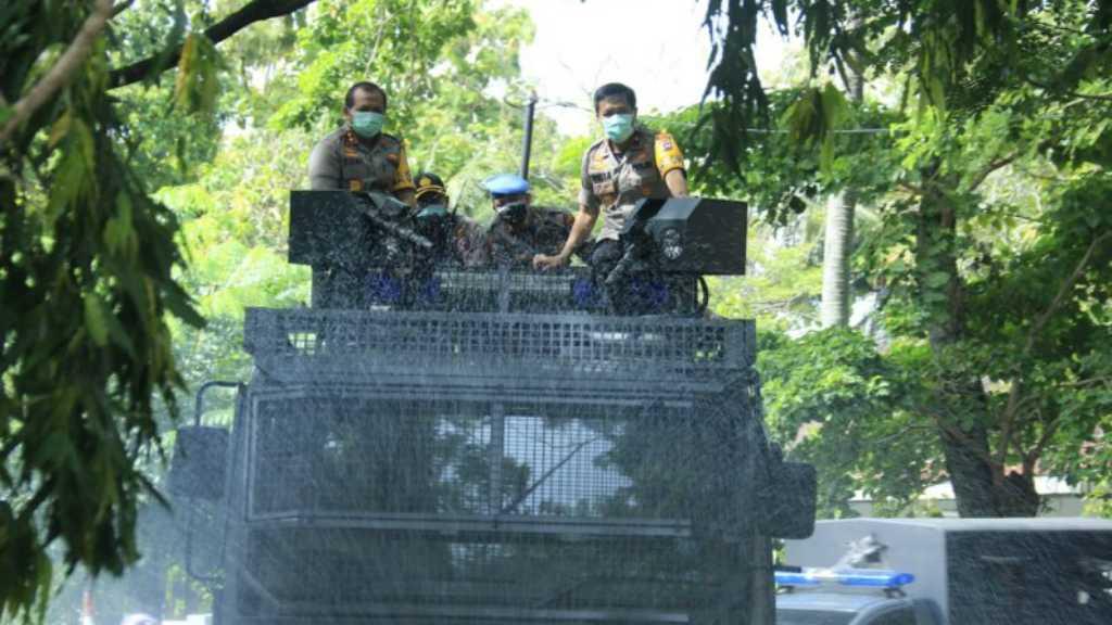 Kapolda Sumbar Pimpin Langsung Penyemprotan 47 Ribu Disinfektan