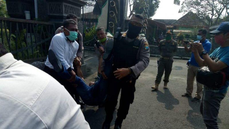 Adang Mobil Bupati Sambil Marah-marah, Seorang Wartawan Dibekuk