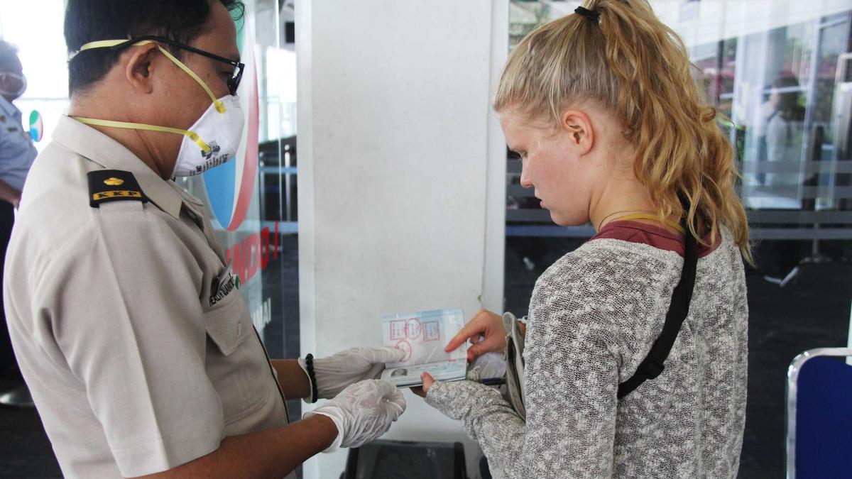 Modus! Bule Miskin Sengaja Overstay di Indonesia Agar Gratis Pulang ke Negaranya