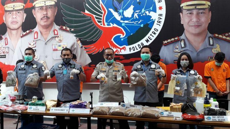 Polisi Gerebek Pabrik Rumahan Tembakau Gorila, 12 Orang Diamankan