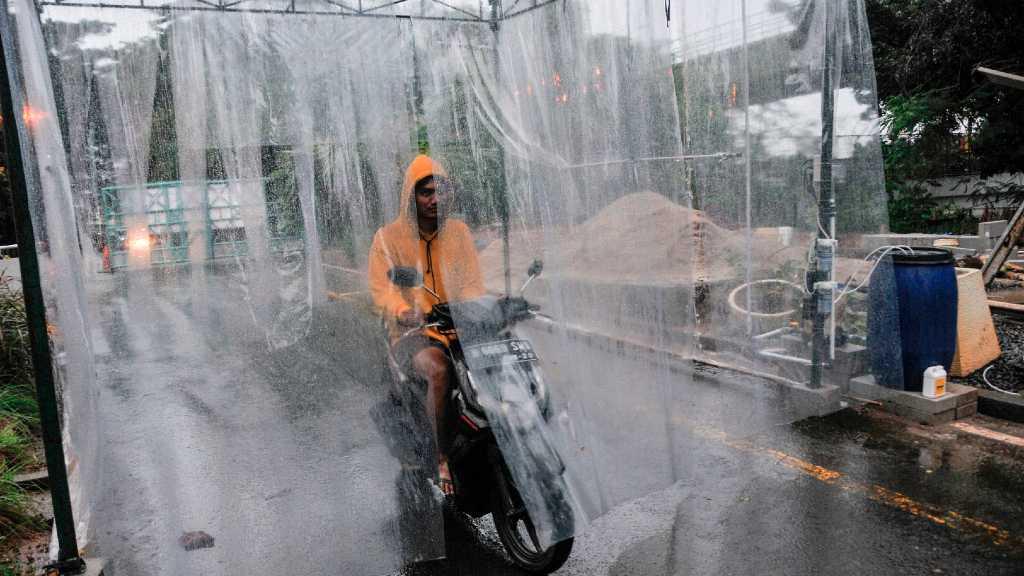 Bahaya! Ini Kata Pakar Paru Soal Penyemprotan Disinfektan Secara Langsung