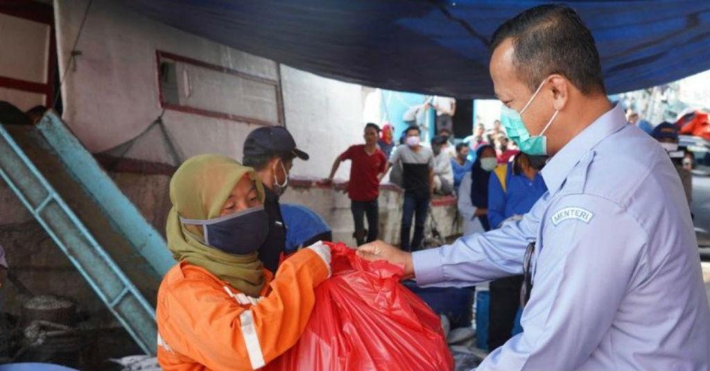 Menteri Edhy Berikan Bantuan ke Nelayan dan Masyarakat di Muara Baru