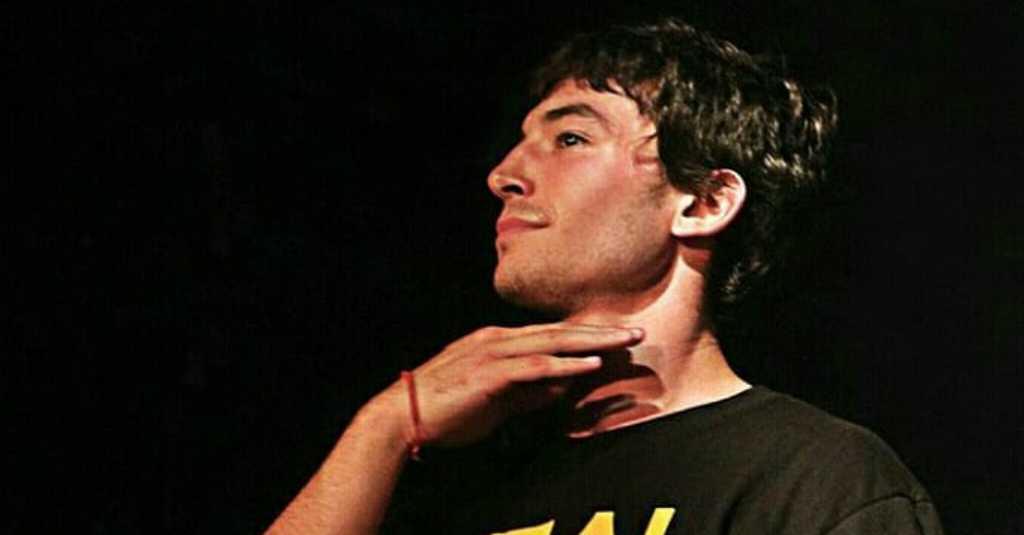 Ezra Miller Cekik Fans Wanita Hingga Terjatuh