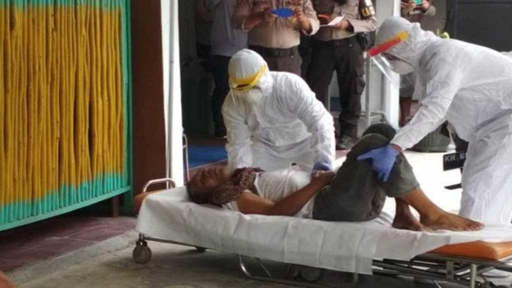 Pria Tergeletak Depan ATM di Palangka Raya, Dijemput dengan Protokol Korona