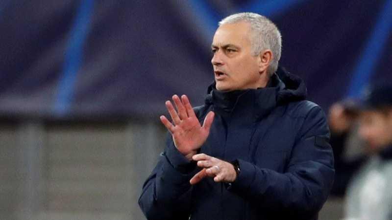Mourinho dan Pemain Tottenham Langgar Social Distancing