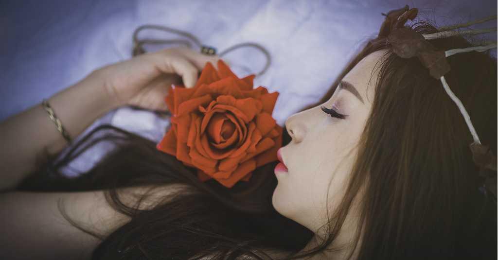 Sering Lupa Tidur Pakai Make Up? Lakukan 5 Langkah Ini!