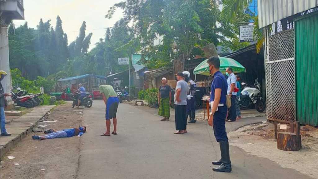 Petugas Evakuasi Perempuan Pingsan di Dekat Halte Transjakarta Klender